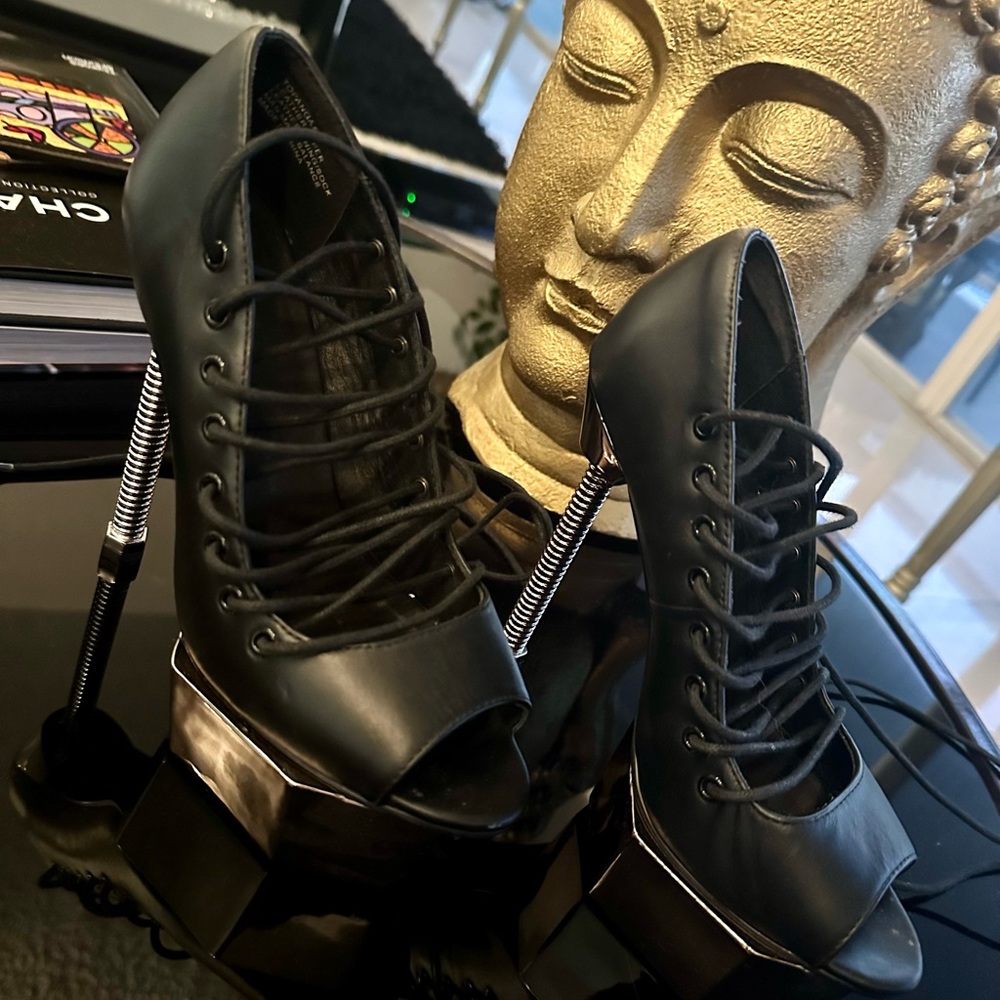 Excellent condition, black high heels